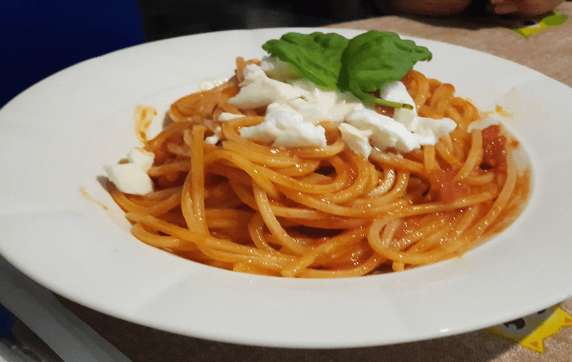 Spaghetti quadrati pomodoro e mozzarella