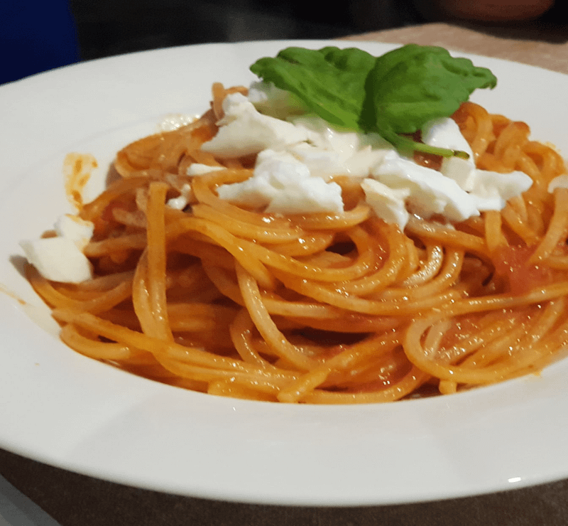 Spaghetti quadrati pomodoro e mozzarella