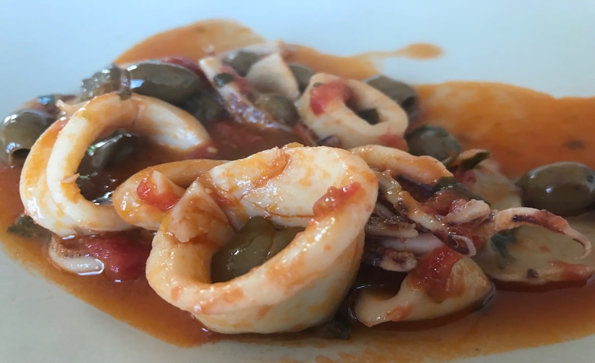 Calamari in guazzetto olive e pomodoro