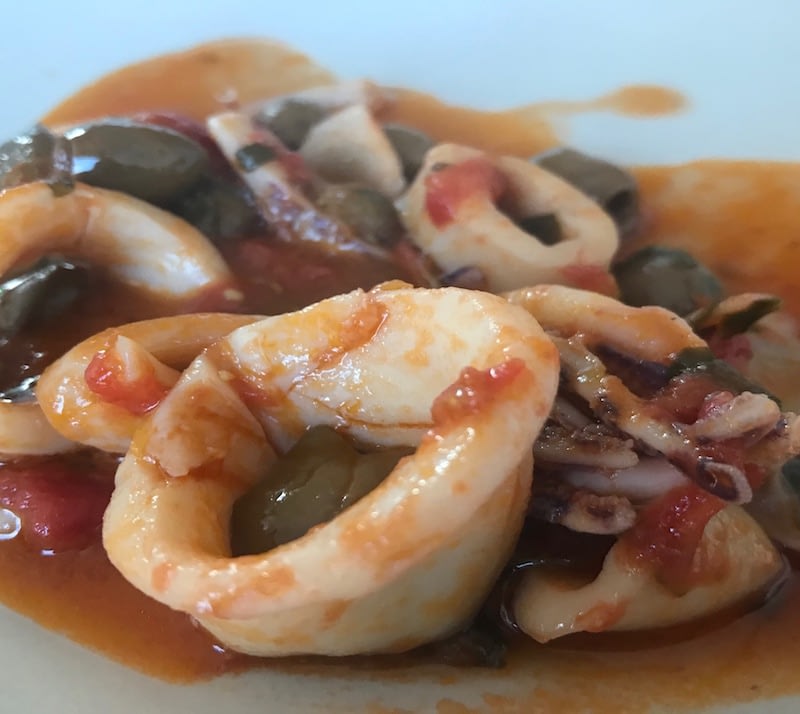 Calamari in guazzetto olive e pomodoro
