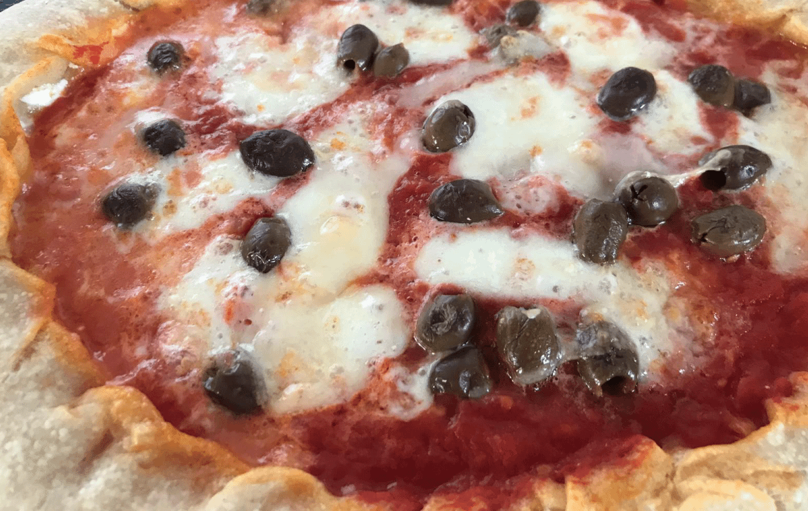 Pizza bordo ripieno e olive