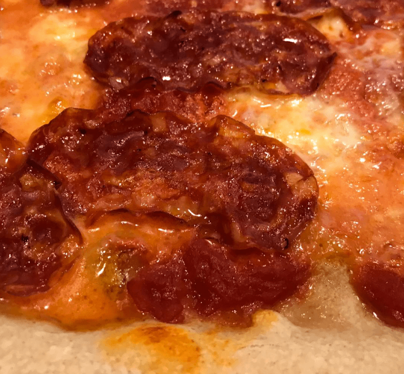 Pizza fatta in casa salame