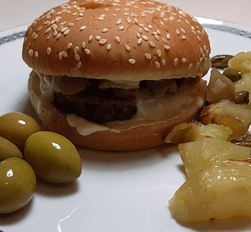 Hamburger vegetariano menù: olive e pomodori secchi